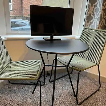 2 Bed Ground Floor Apartment, Sleeps 4 With Free Parking