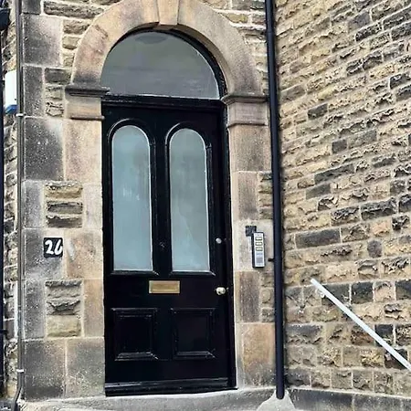 2 Bed Ground Floor Apartment, Sleeps 4 With Free Parking Apartment *