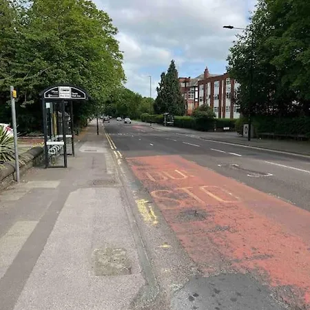 2 Bed Ground Floor Apartment, Sleeps 4 With Free Parking