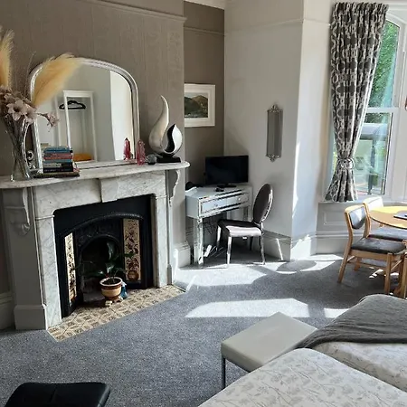 2 Bed Ground Floor Apartment, Sleeps 4 With Free Parking