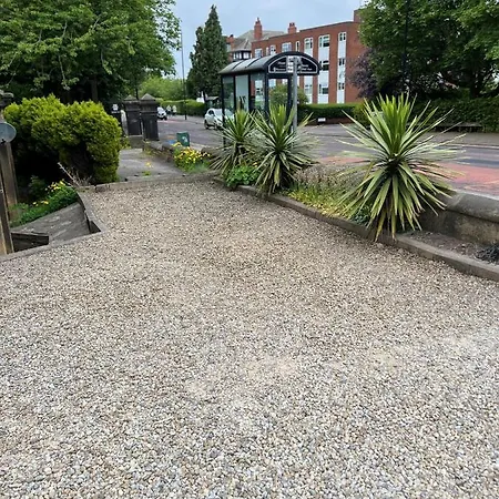 2 Bed Ground Floor Apartment, Sleeps 4 With Free Parking *