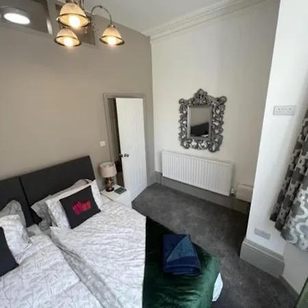 2 Bed Ground Floor Apartment, Sleeps 4 With Free Parking *