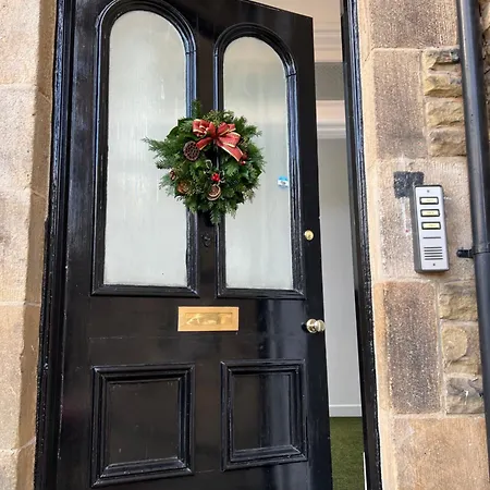 Apartment 2 Bed Ground Floor Apartment, Sleeps 4 With Free Parking *