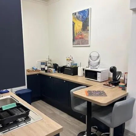 2 Bed Ground Floor Apartment, Sleeps 4 With Free Parking