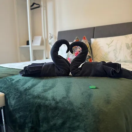 2 Bed Ground Floor Apartment, Sleeps 4 With Free Parking *