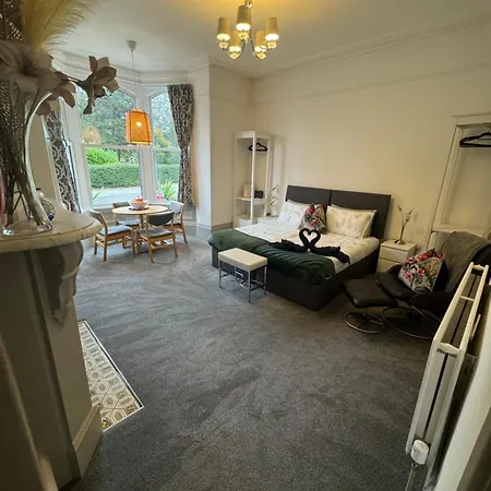 2 Bed Ground Floor Apartment, Sleeps 4 With Free Parking *