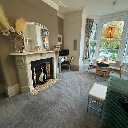 2 Bed Ground Floor Apartment, Sleeps 4 With Free Parking Harrogate