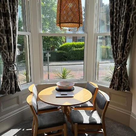 Apartament 2 Bed Ground Floor Apartment, Sleeps 4 With Free Parking *