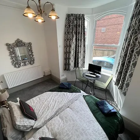 2 Bed Ground Floor Apartment, Sleeps 4 With Free Parking Harrogate