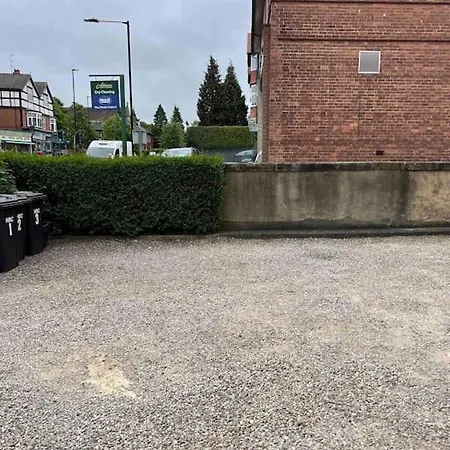 2 Bed Ground Floor Apartment, Sleeps 4 With Free Parking