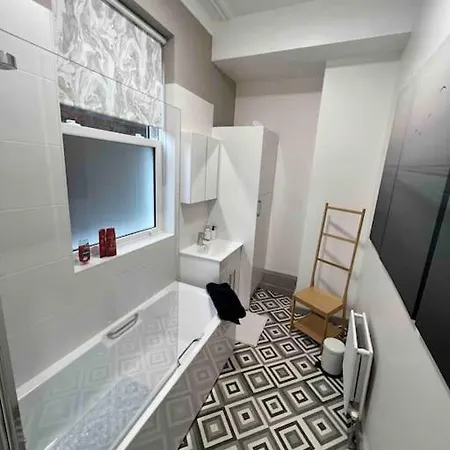 2 Bed Ground Floor Apartment, Sleeps 4 With Free Parking *