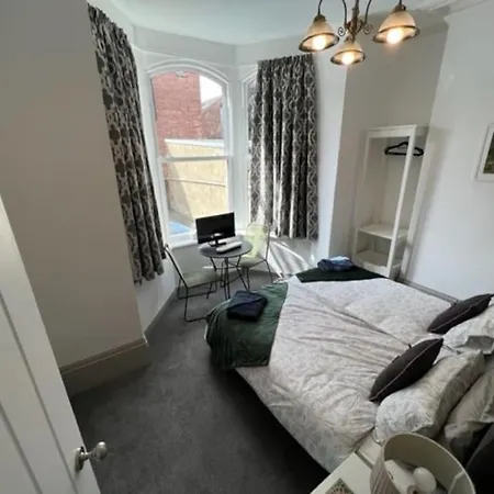 2 Bed Ground Floor Apartment, Sleeps 4 With Free Parking *