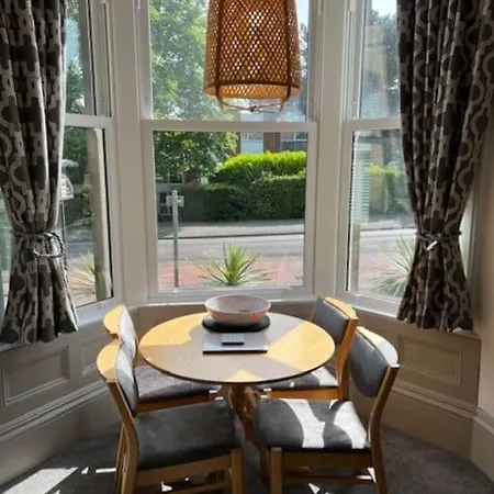 Apartament 2 Bed Ground Floor Apartment, Sleeps 4 With Free Parking