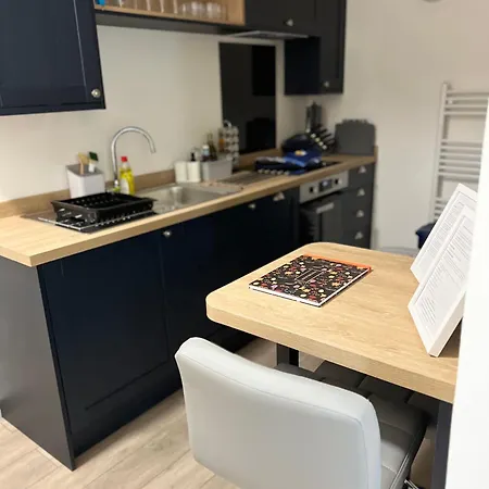 2 Bed Ground Floor Apartment, Sleeps 4 With Free Parking *