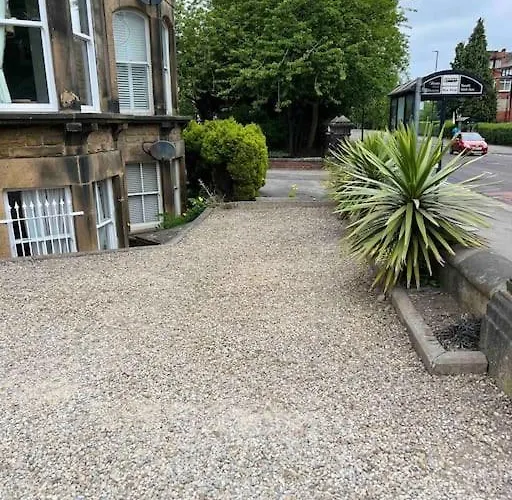 2 Bed Ground Floor Apartment, Sleeps 4 With Free Parking *