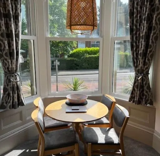 Apartamento 2 Bed Ground Floor Apartment, Sleeps 4 With Free Parking