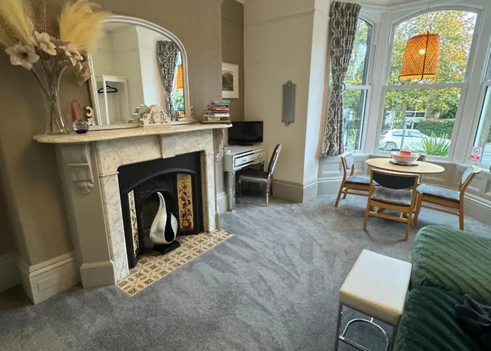 2 Bed Ground Floor Apartment, Sleeps 4 With Free Parking Harrogate