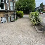 2 Bed Ground Floor Apartment, Sleeps 4 With Free Parking *