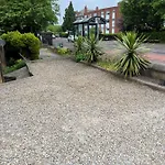 2 Bed Ground Floor Apartment, Sleeps 4 With Free Parking *