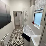 아파트 2 Bed Ground Floor Apartment, Sleeps 4 With Free Parking