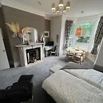 2 Bed Ground Floor Apartment, Sleeps 4 With Free Parking 아파트 *