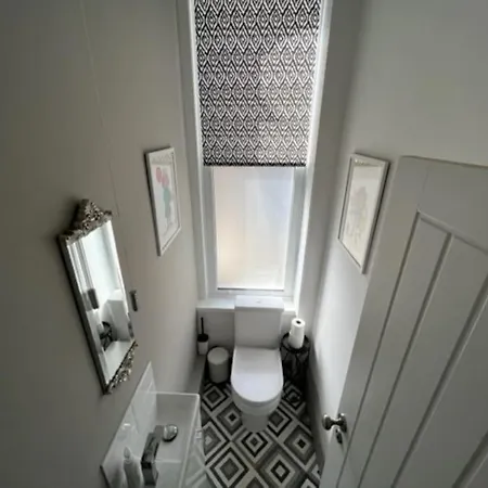Lägenhet 2 Bed Ground Floor Apartment, Sleeps 4 With Free Parking *
