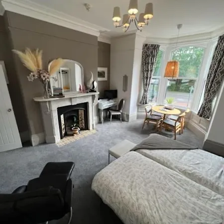 2 Bed Ground Floor Apartment, Sleeps 4 With Free Parking Lägenhet *