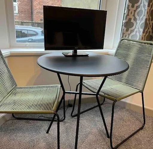 2 Bed Ground Floor Apartment, Sleeps 4 With Free Parking