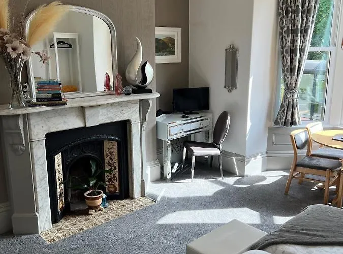 2 Bed Ground Floor Apartment, Sleeps 4 With Free Parking