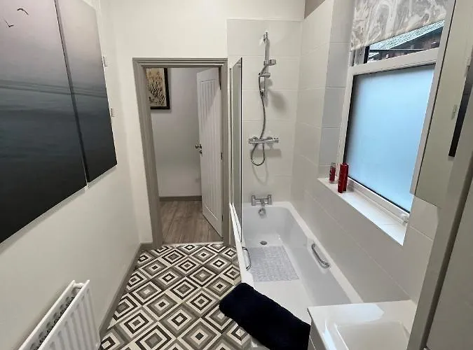 Lejlighed 2 Bed Ground Floor Apartment, Sleeps 4 With Free Parking