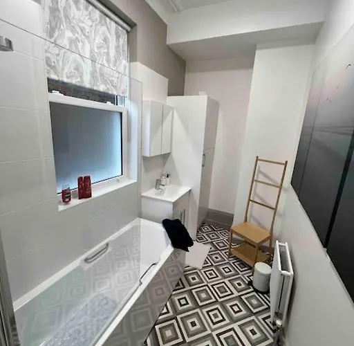 2 Bed Ground Floor Apartment, Sleeps 4 With Free Parking *