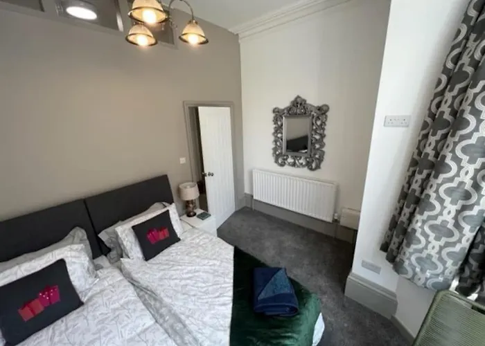 2 Bed Ground Floor Apartment, Sleeps 4 With Free Parking *