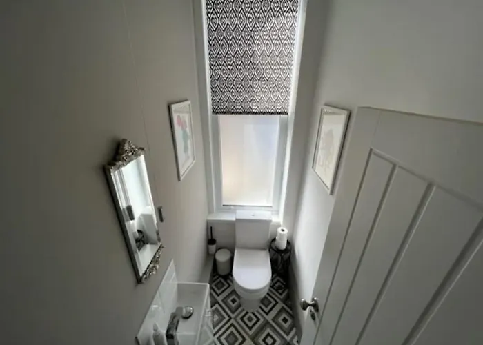 Lejlighed 2 Bed Ground Floor Apartment, Sleeps 4 With Free Parking *
