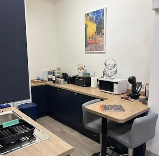 2 Bed Ground Floor Apartment, Sleeps 4 With Free Parking