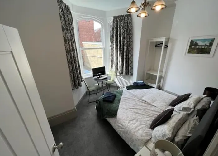 2 Bed Ground Floor Apartment, Sleeps 4 With Free Parking *