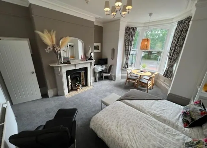 2 Bed Ground Floor Apartment, Sleeps 4 With Free Parking Lejlighed *