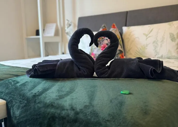 2 Bed Ground Floor Apartment, Sleeps 4 With Free Parking *