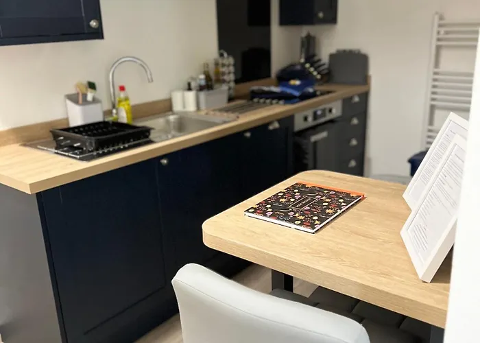 2 Bed Ground Floor Apartment, Sleeps 4 With Free Parking *
