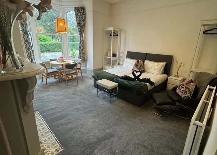 2 Bed Ground Floor Apartment, Sleeps 4 With Free Parking *